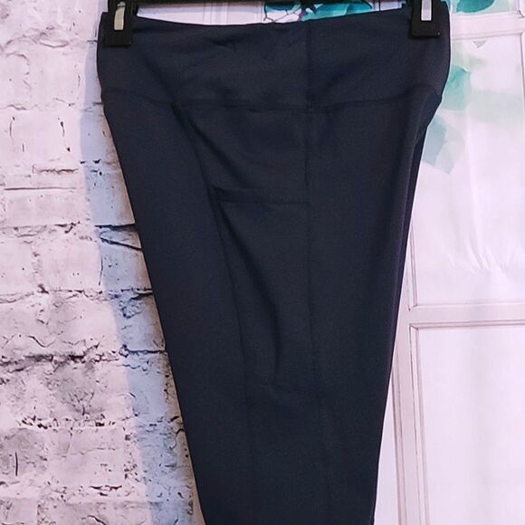 SIDE POCKET ATHLETIC WEAR YOGA SHORTS  SIZE M - Picture 4 of 7